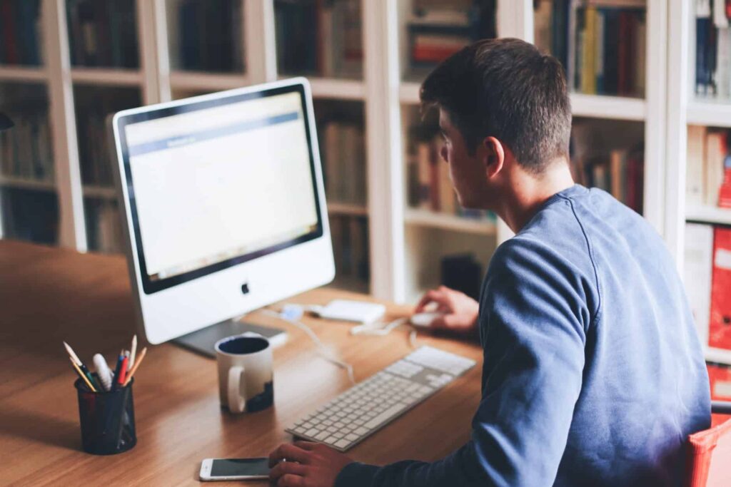 Jovem a começar a escrever um email formal para uma empresa