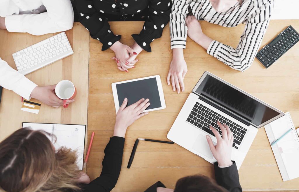 Em 2025 mulheres ainda saem a perder nos salários, nas pensões e no desemprego 5 mulheres numa reunião de trabalho