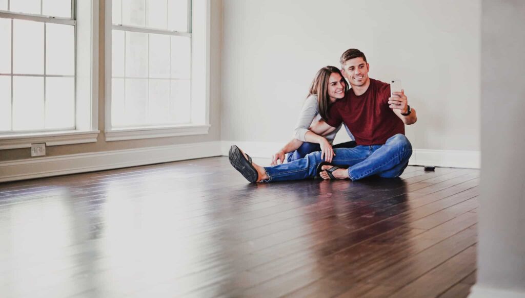 Jovem-casal-sentados-na-sala-da-sua-nova-casa_avaliação casa