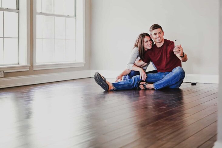 Jovem-casal-sentados-na-sala-da-sua-nova-casa_avaliação casa