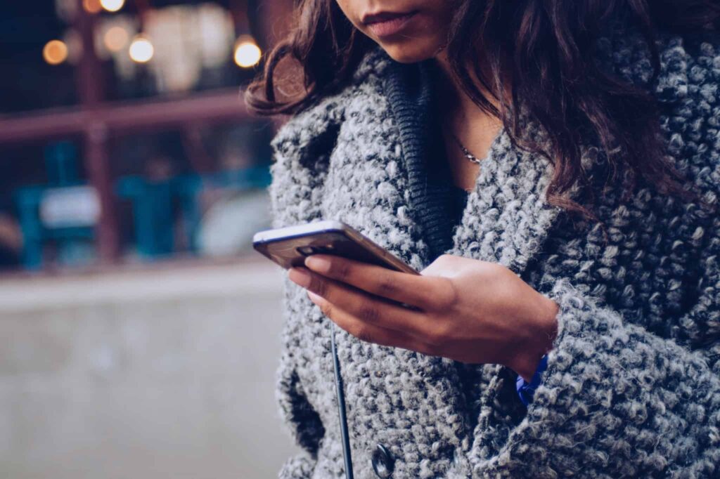 Mulher consulta o seu smartphone