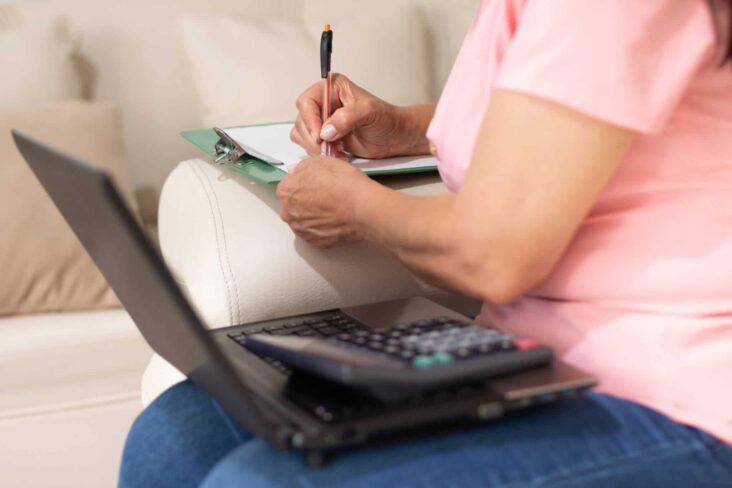 mulher a trabalhar com computador e calculadora