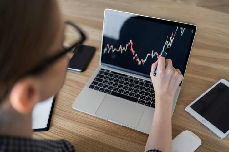 Mulher a analisar gráfico dos investimentos