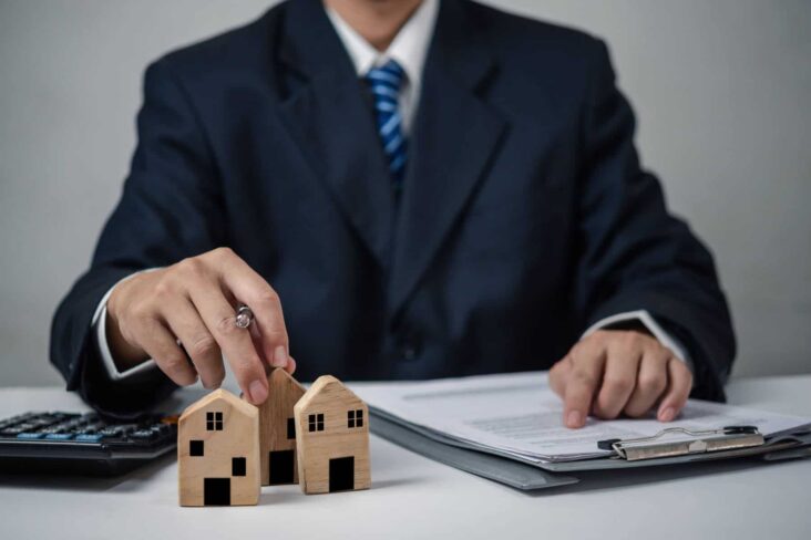 Intermediário de crédito com contrato para compra de casa