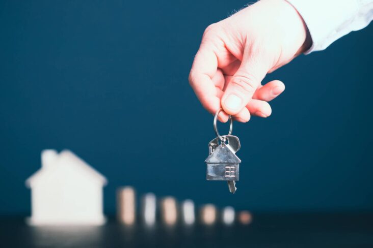 Homem a segurar chaves de uma casa