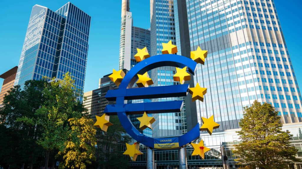 escultura do euro, em Frankfurt, na Alemanha