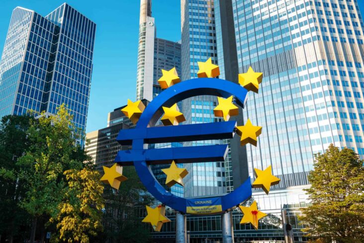 escultura do euro, em Frankfurt, na Alemanha