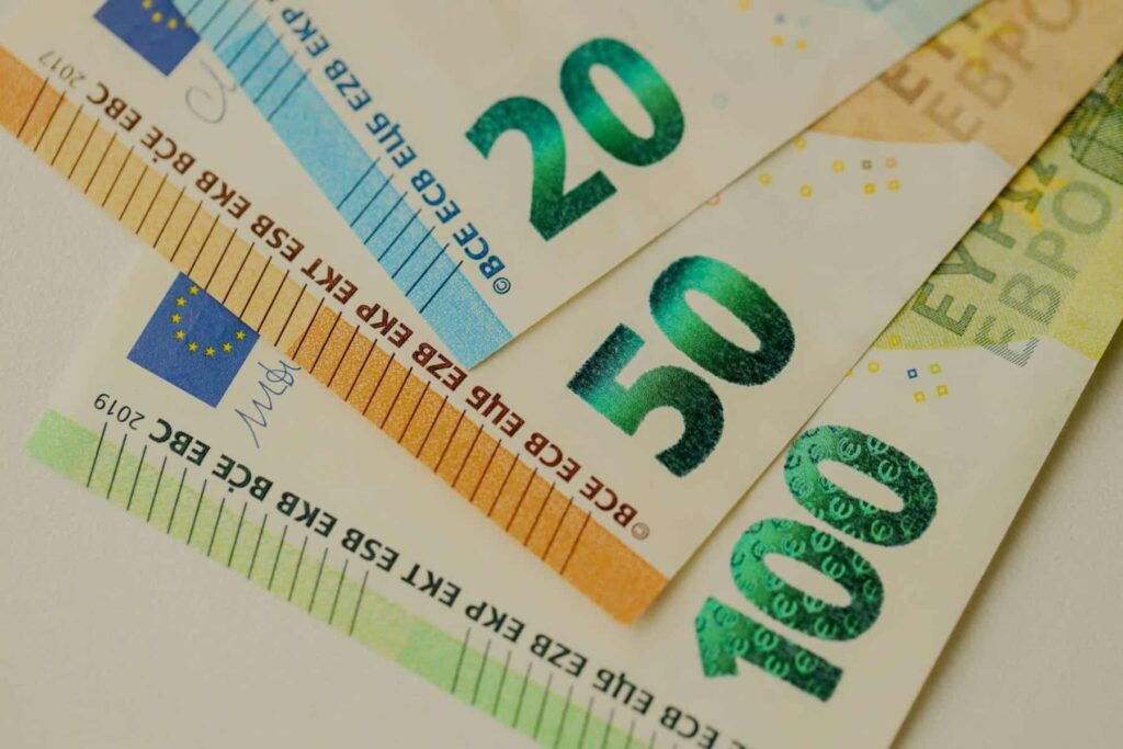 notas de 100, 50 e 20 euros