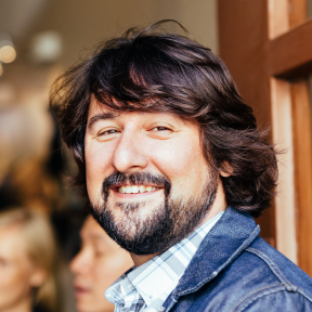 rosto de homem com barba e cabelo comprido