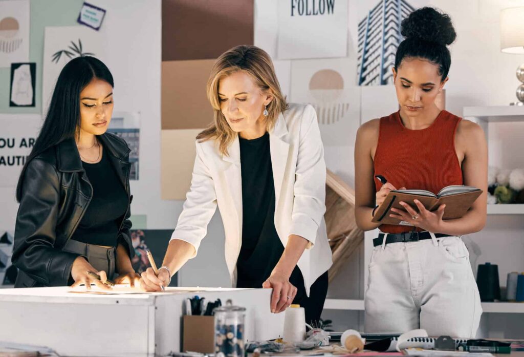 Mulheres enfrentam mais desafios ao longo da vida mulheres a trabalhar arduamente a ilustrar que elas enfrentam maiores desafios a nível de igualdade de género em Portugal