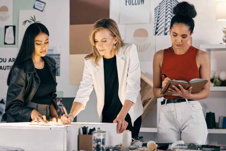 mulheres a trabalhar arduamente a ilustrar que elas enfrentam maiores desafios a nível de igualdade de género em Portugal