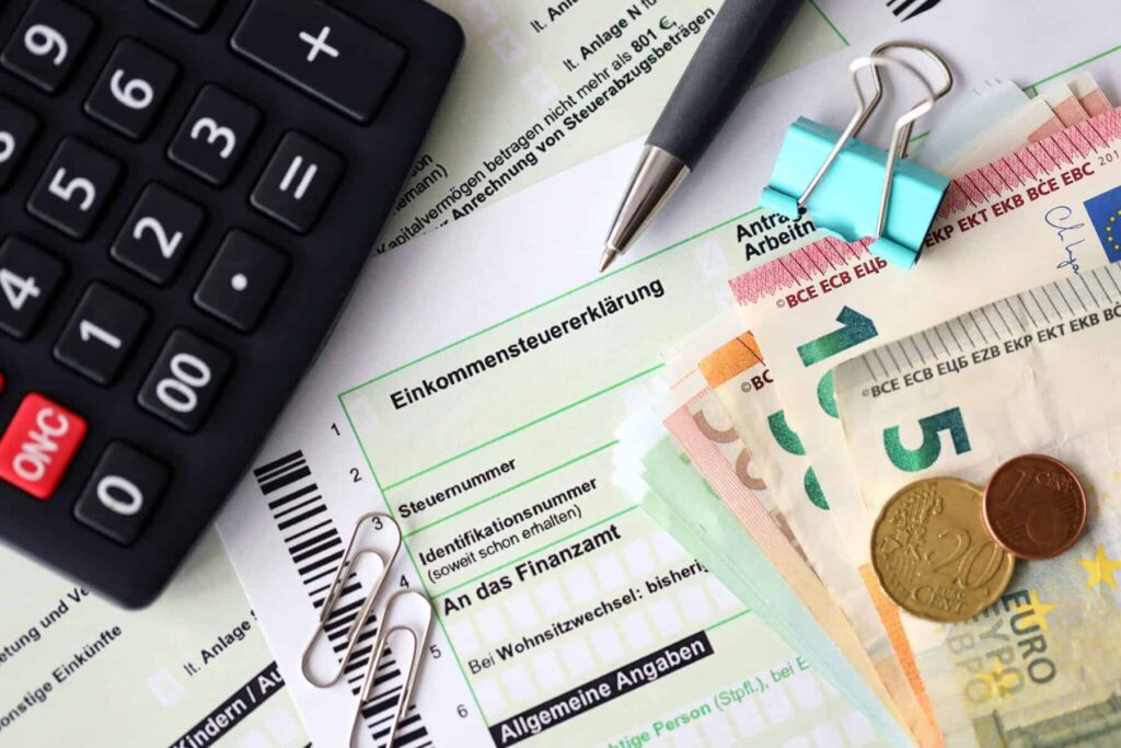 Formulário fiscal com caneta e notas de euro.