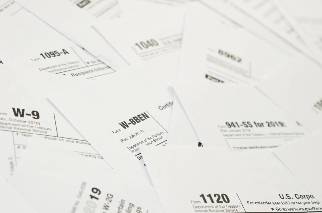 Formulários W-8BEN de vários anos para pagar os impostos sobre dividendos nos Estados Unidos.
