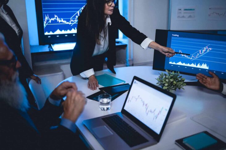 Gestora de ativos mostra um gráfico no computador a um cliente, mostrando a evolução dos mercados ao longo dos anos