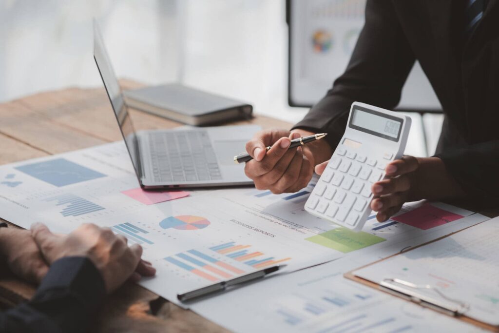 Contabilista mostra uma calculadora onde fez as contas aos impostos que o trabalhador independente vai ter de pagar