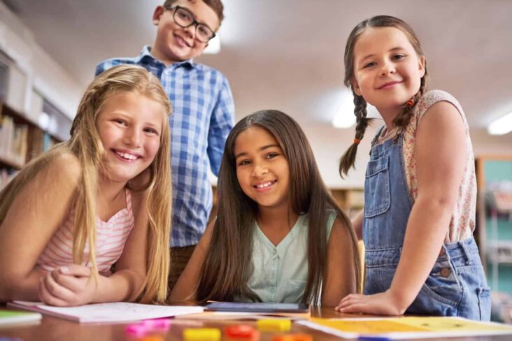 crianças na escola após serem realizadas as Matrículas para o ano letivo 2025/2026