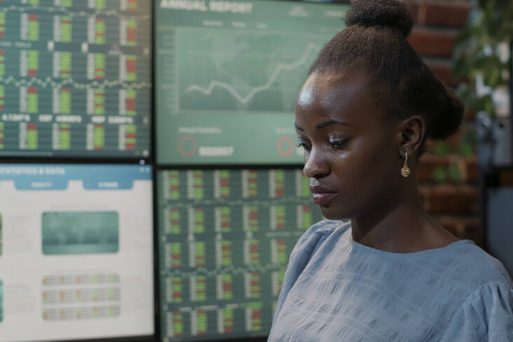 Analista avalia o desempenho de vários ativos que negoceiam em bolsa.