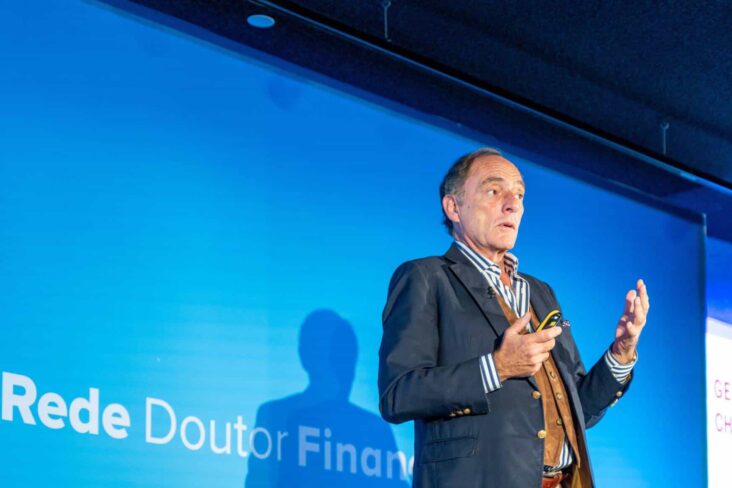 Paulo Portas, antigo vice-primeiro-ministro de Portugal a falar durante a Convenção da Rede Doutor Finanças