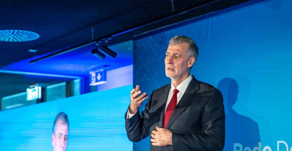 Gouveia e Melo: “Estamos neste momento numa crise de liderança mundial” Almirante Gouveia e Melo discursa durante a Convenção da Rede Doutor Finanças