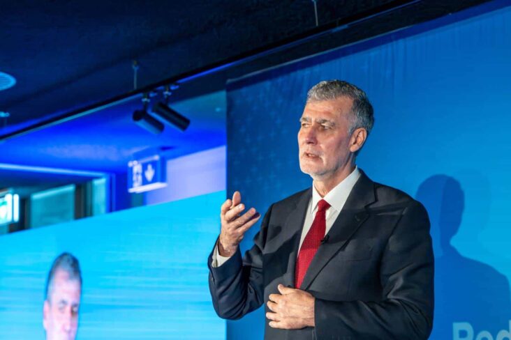 Almirante Gouveia e Melo discursa durante a Convenção da Rede Doutor Finanças