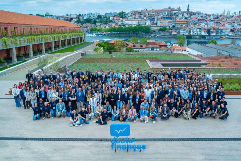 Convenção Rede Doutor Finanças: Habitação, crédito e liderança Participantes da Convenção Doutor Finanças junto do logotipo do intermediário de crédito