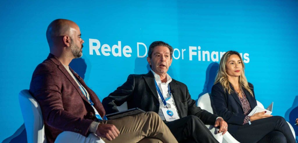Painel de debate sobre seguros na Convenção da Rede Doutor Finanças com Rui Costa, do Doutor Finanças, Luís Ferraz, da Ptevoir e Marta Graça Ferreira, da Real Vida