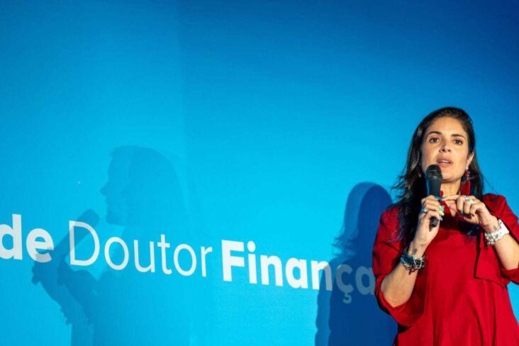 Roberta Medina dá uma palestra sobre a história do Rock in Rio, durante a Convenção da Rede Doutor Finanças