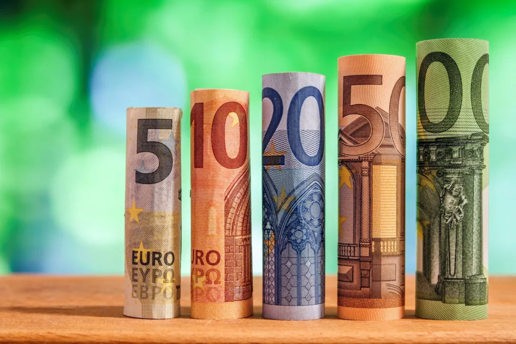 Rendimento das famílias com maior subida em 20 anos várias notas de euros, organizadas por ordem crescente de valor, para ilustrar o aumento do rendimento das famílias