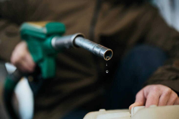 Mangueira de combustível de onde estão a sair algumas gotas de gasolina