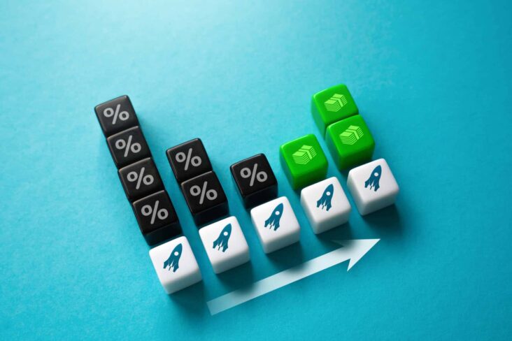 Cubos com símbolo de taxas de juro, dinheiro e investimentos.