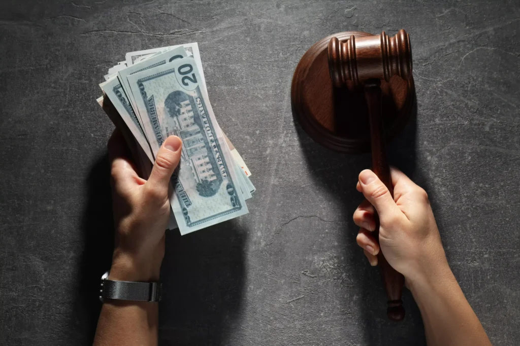 Martelo da justiça ao lado de notas de dólar