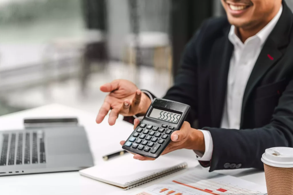 Contabilista a mostrar calculadora