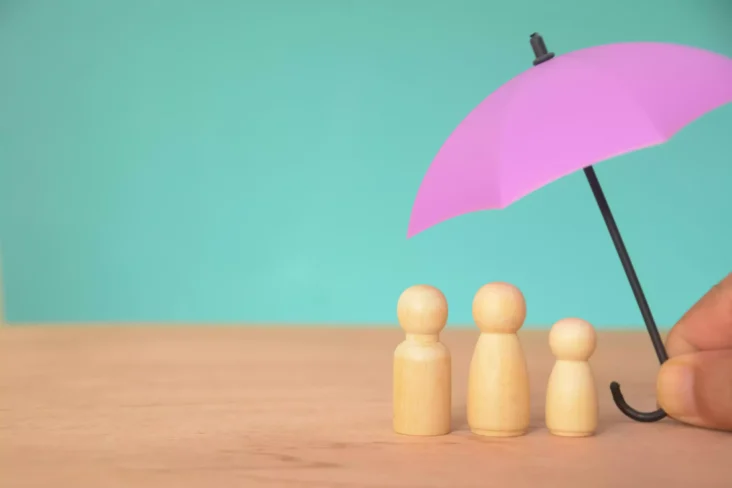 Bonecos de madeira protegidos com chapéu de chuva