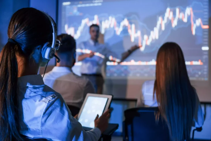 Analistas a analisar gráfico dos mercados financeiros