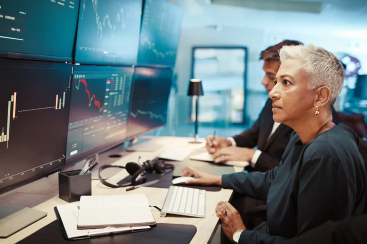 Analista numa sala de mercados