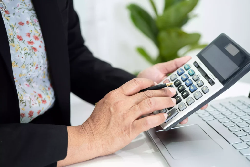 Regime especial de isenção de IVA: O que mudou e o que deve fazer Mulher a usar calculadora