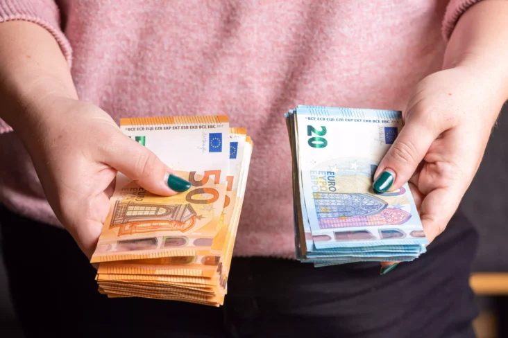 Mulher com notas de euro nas mãos