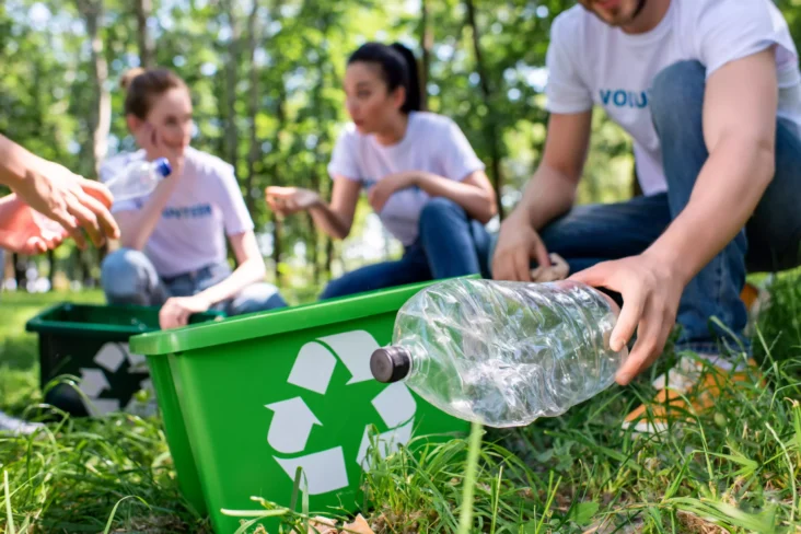 Voluntários a fazer reciclagem