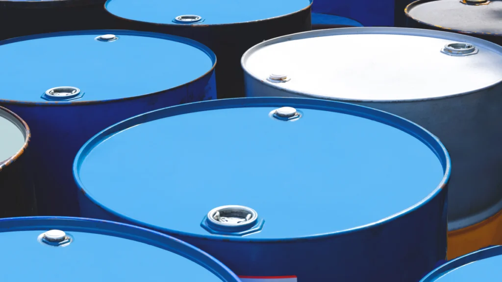 Vários barris de petróleo