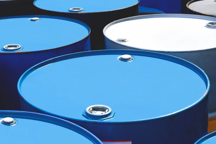 Vários barris de petróleo