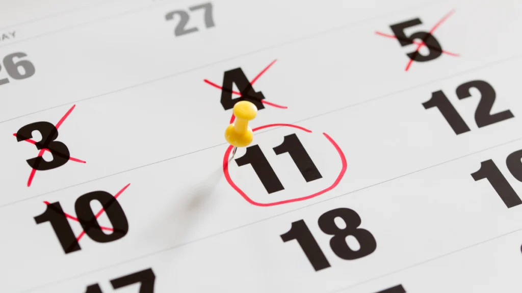 Calendário com o dia 11 marcado por um círculo vermelho