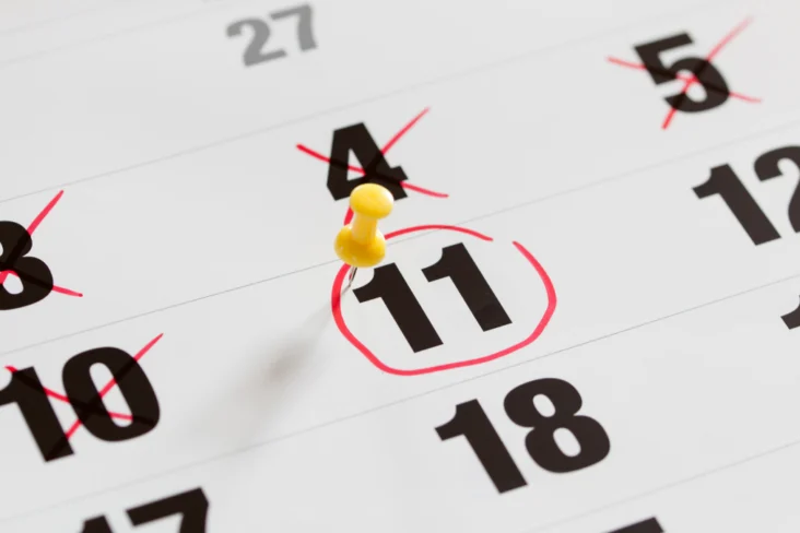 Calendário com o dia 11 marcado por um círculo vermelho