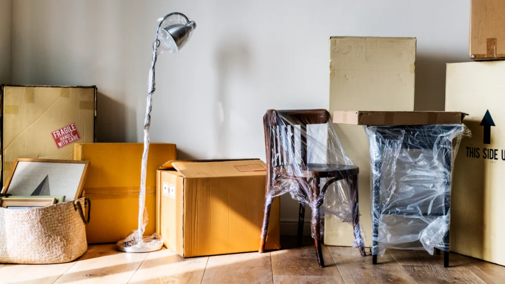 Sou herdeiro. E agora, o que tenho de fazer? Mobília de herança empacotada em plástico e caixas de cartão