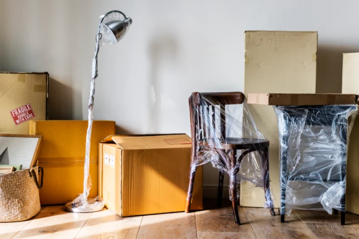 Mobília de herança empacotada em plástico e caixas de cartão