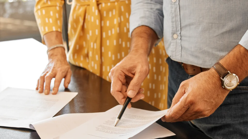 A habilitação de herdeiros é obrigatória? Como e onde tratar? Casal idoso assina papéis