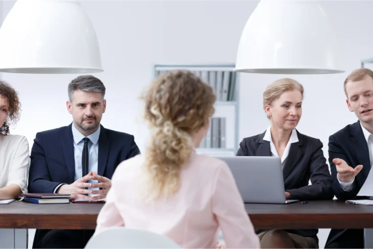 Vários recrutadores entrevistam uma mulher