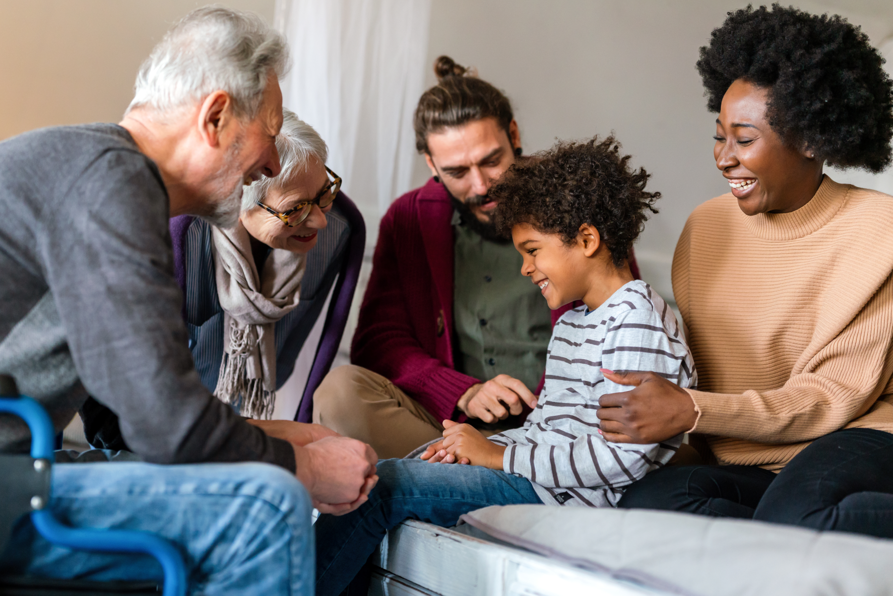 Família a conversar entre si