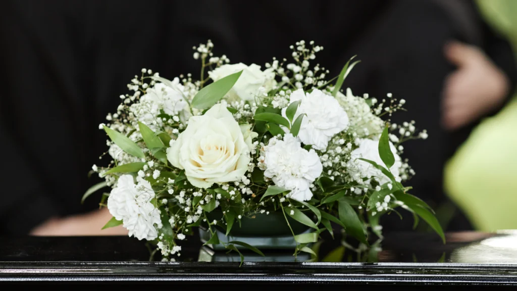 Flores brancas sobre um caixão fechado, funeral