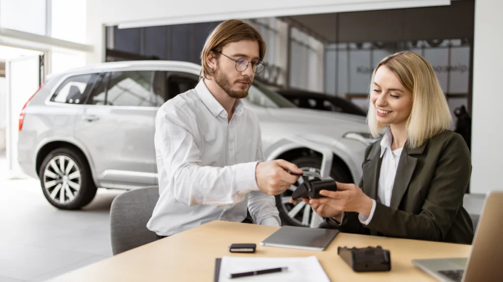Homem compra carro a concessionária com cartão de crédito