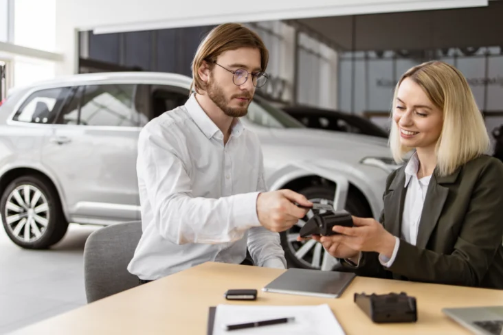 Homem compra carro a concessionária com cartão de crédito